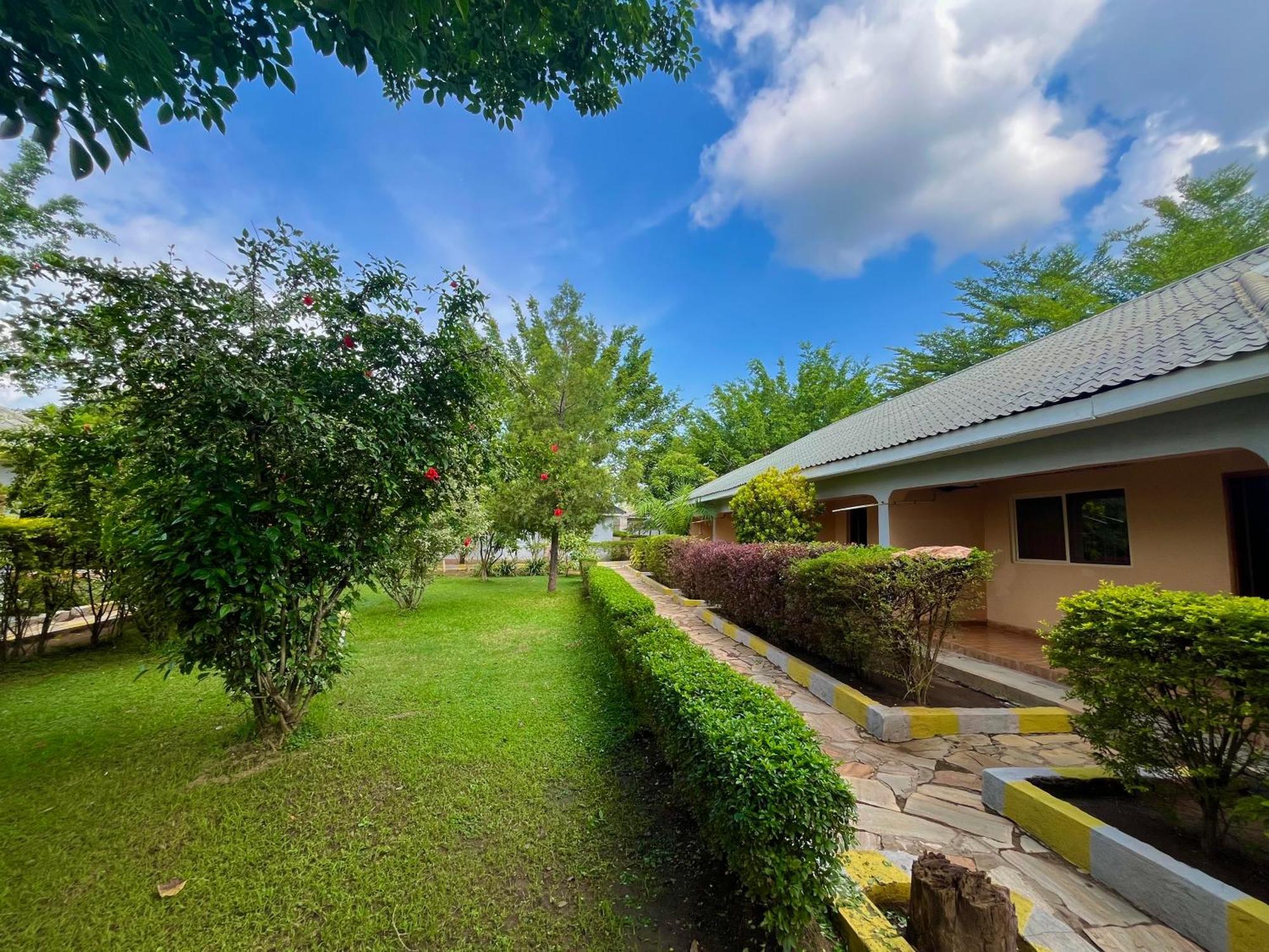 Lavic Country Resort Adjumani Exterior photo