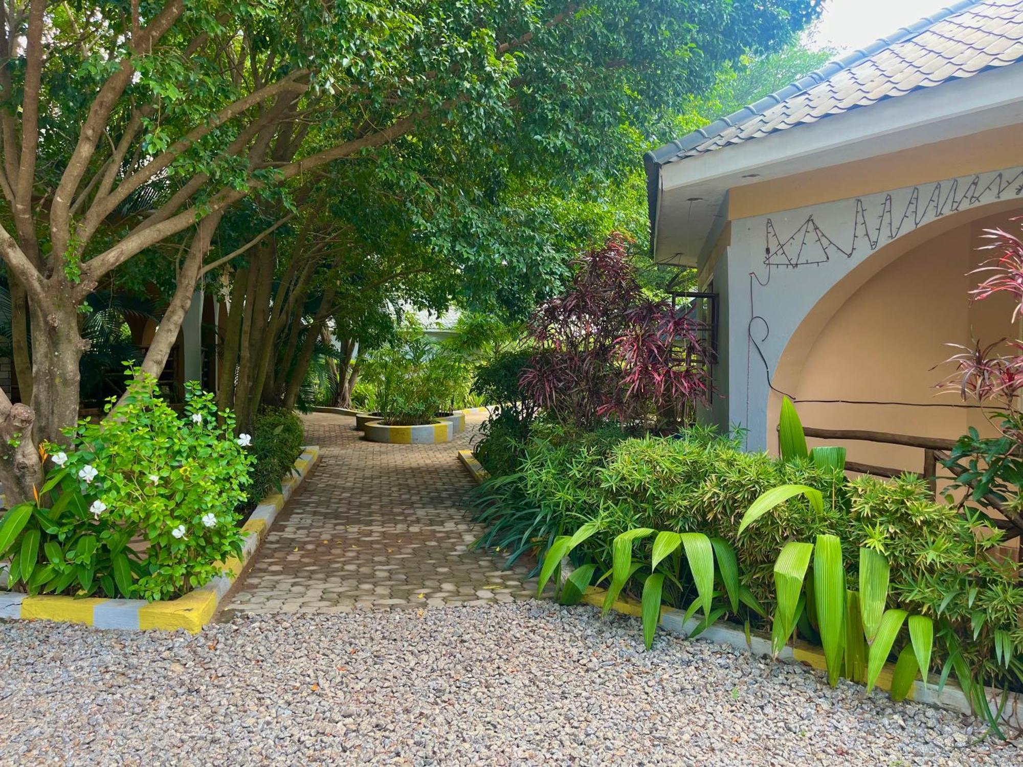 Lavic Country Resort Adjumani Exterior photo